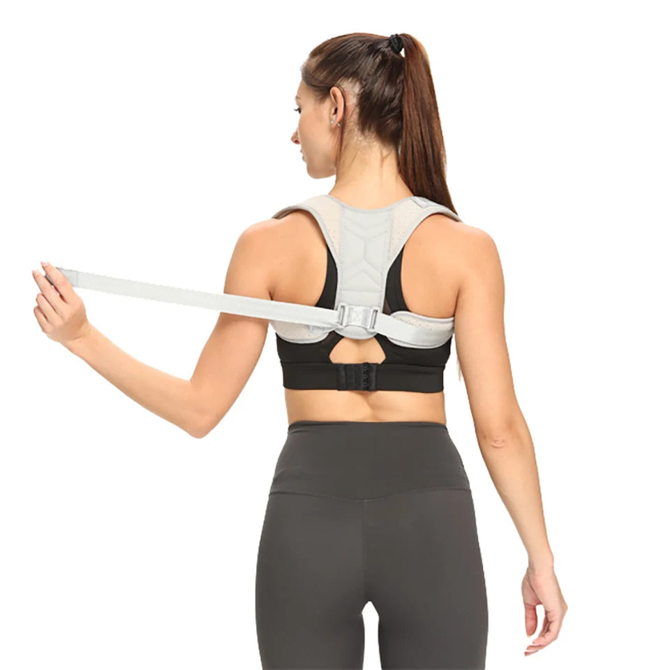 correcteur de posture gris femme debout arriere tirer