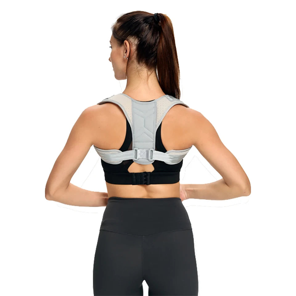 correcteur de posture gris femme debout arriere