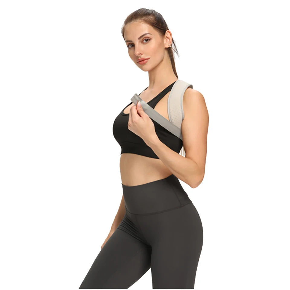 correcteur de posture gris femme debout avant